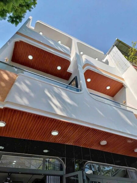 Nhà 3 tầng mặt tiền Huỳnh Ngọc Huệ 7500