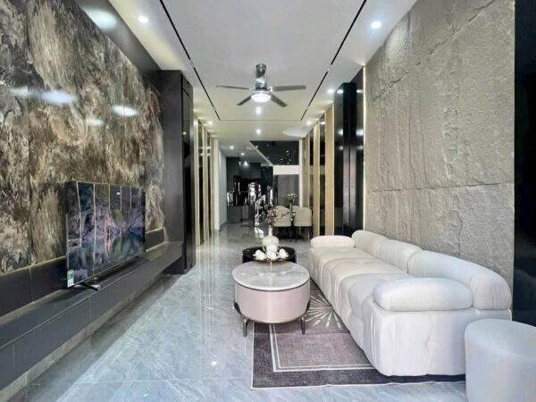 Nhà 3 tầng mặt tiền Huỳnh Ngọc Huệ 7500