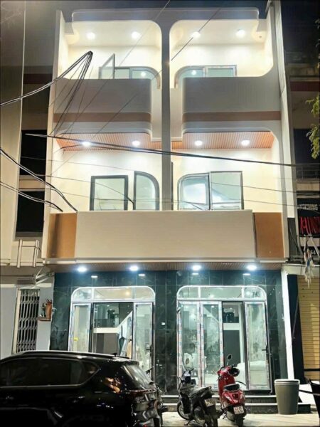 Nhà 3 tầng mặt tiền Huỳnh Ngọc Huệ 7500
