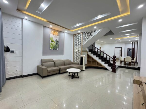 Nhà 2 tầng mặt tiền Nguyễn Khang 7570