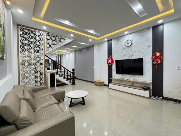 Nhà 2 tầng mặt tiền Nguyễn Khang 7570