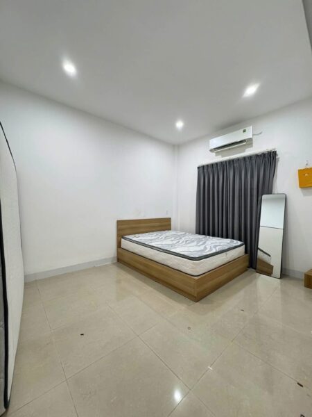 Nhà 2 tầng mặt tiền Nguyễn Khang 7570