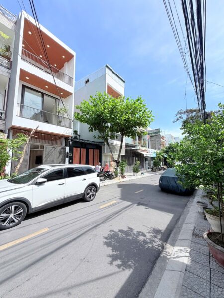 Nhà 3 tầng mặt tiền Nguyên Hồng 72mv, 8800