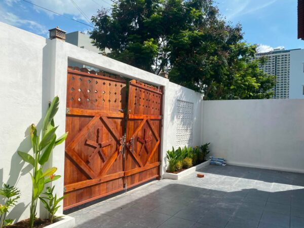 Nhà biệt thự mặt tiền Trần Sâm 180mv, 15ty5
