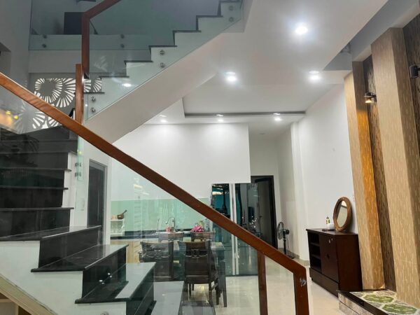 Cho thuê nhà 2 tầng mặt tiền Nguyễn Xiển 22tr