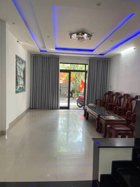 Nhà 3 tầng mặt tiền Lê Văn Sĩ 70mv, 6200