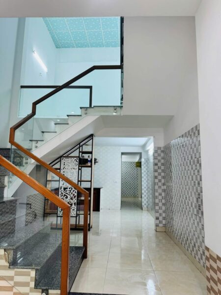 Cho thuê nhà 2 tầng mặt tiền Huỳnh Ngọc Huệ 12tr
