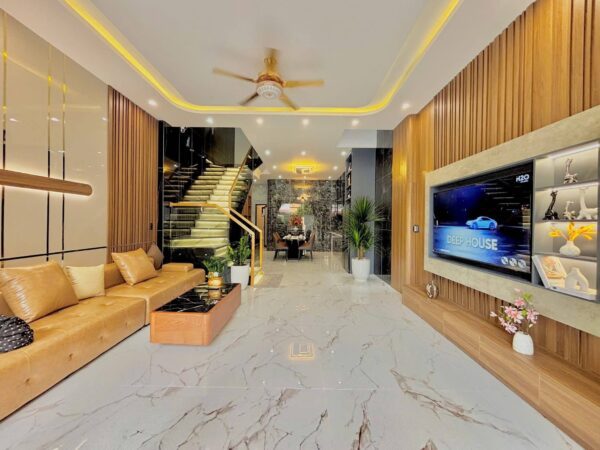 Nhà 3 tầng mặt tiền Phù Đổng, 100mv, 6495