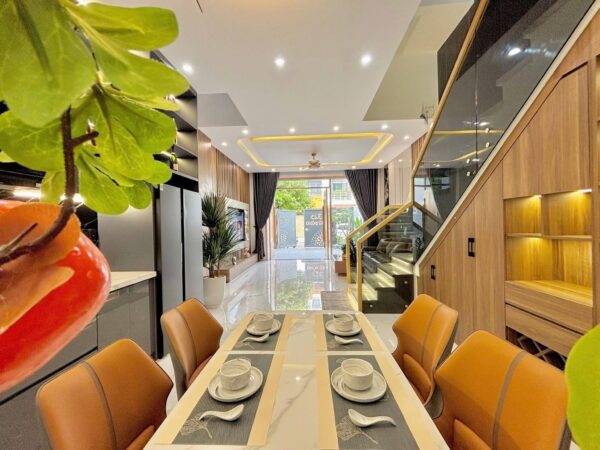 Nhà 3 tầng mặt tiền Phù Đổng, 100mv, 6495