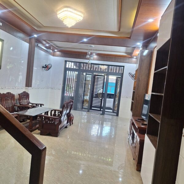 Nhà 3 tầng mặt tiền Đồng Bài 100mv, 7ty8