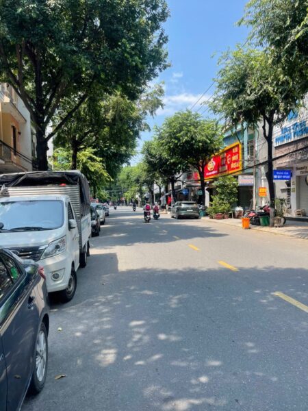 Nhà 3 tầng 2 mặt tiền Núi Thành 82mv, 13ty2