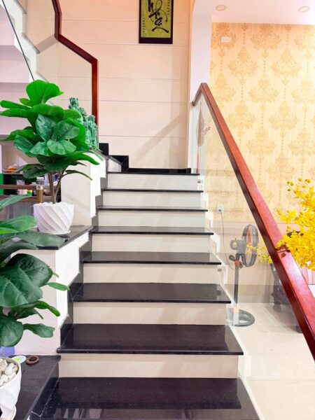 Nhà 3 tầng mặt tiền Nguyễn Khang 95mv, 7700