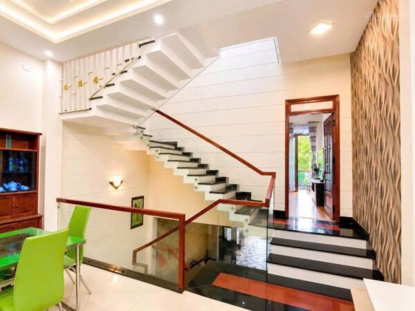 Nhà 3 tầng mặt tiền Nguyễn Khang 95mv, 7700