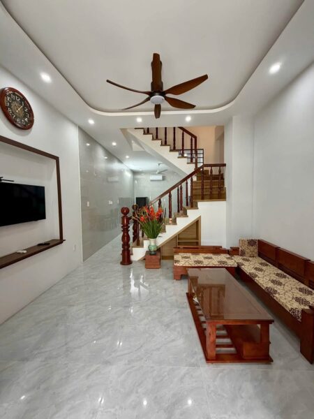 Cho thuê nhà 3 tầng kiệt ô tô Nguyễn Công Hãn 55mv, 15tr