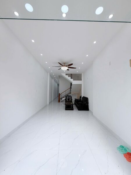 Nhà 3 tầng mặt tiền Hoàng Diệu 76mv, 11ty8
