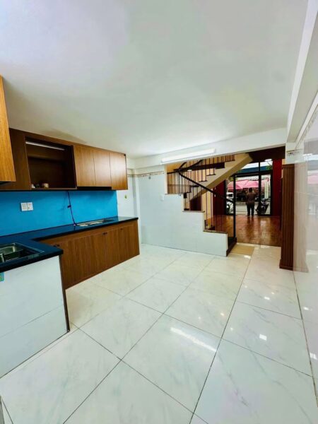 Cho thuê nhà mê lửng mặt tiền Tôn Đản 10tr