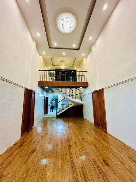 Cho thuê nhà mê lửng mặt tiền Tôn Đản 10tr