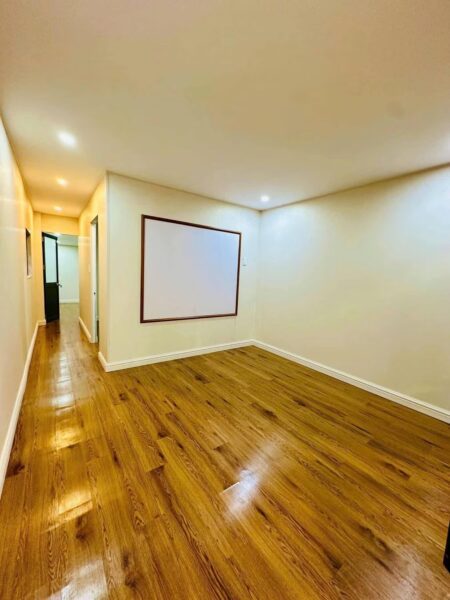 Cho thuê nhà mê lửng mặt tiền Tôn Đản 10tr