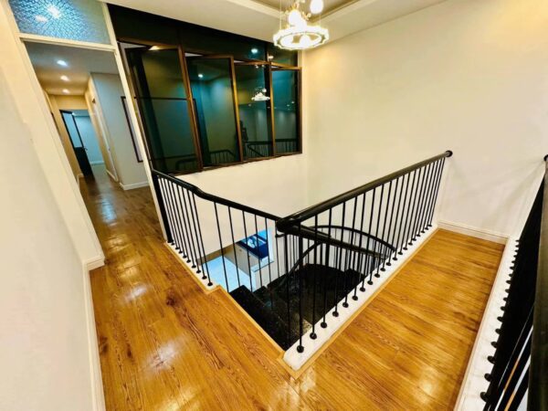 Cho thuê nhà mê lửng mặt tiền Tôn Đản 10tr