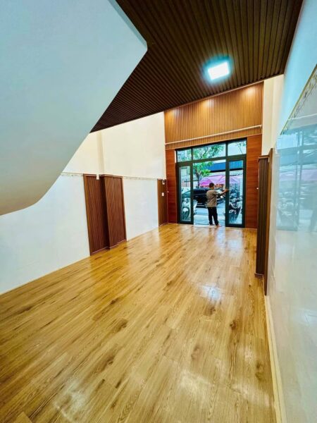 Cho thuê nhà mê lửng mặt tiền Tôn Đản 10tr